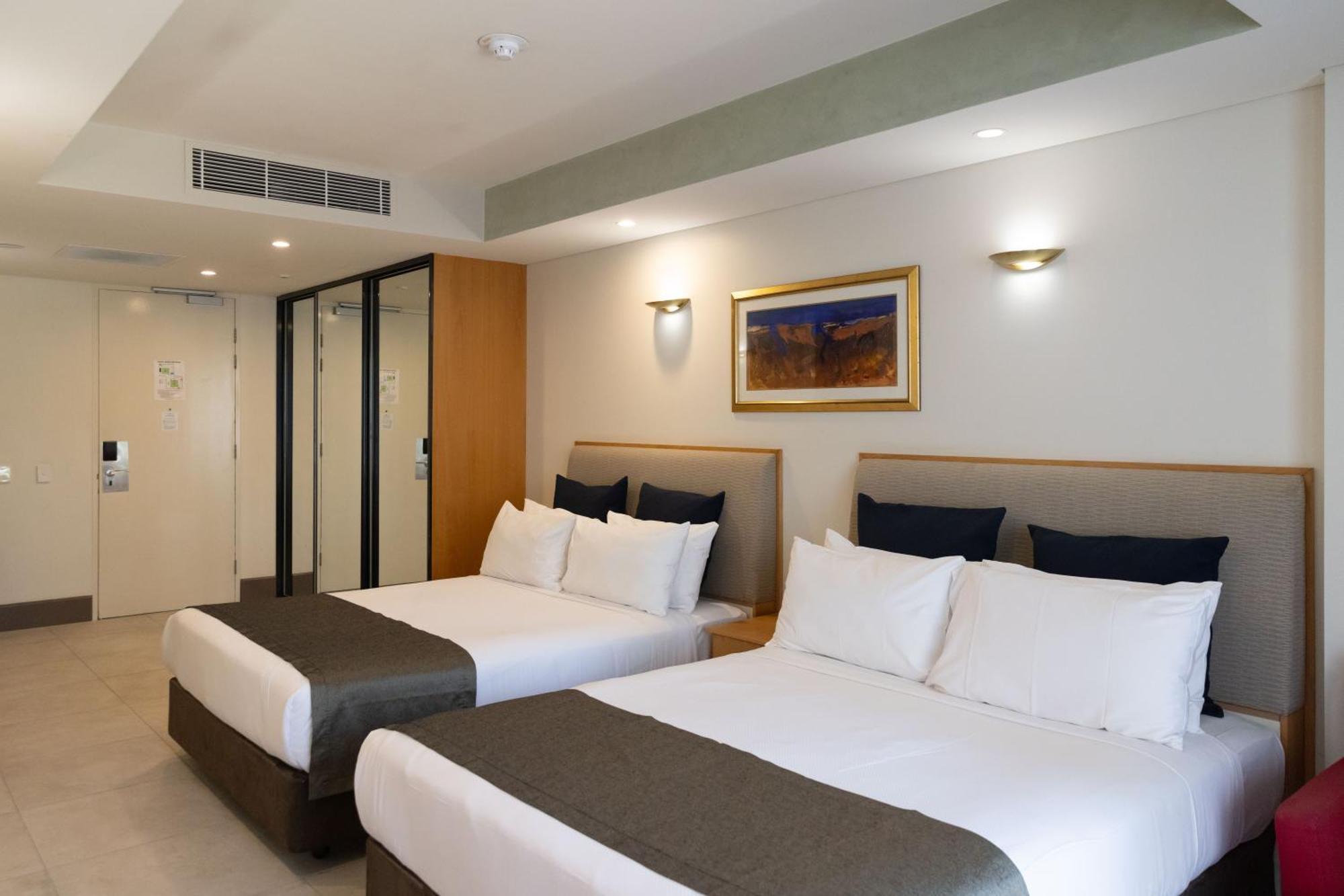 Mindil Beach Casino Resort Darwin Exterior photo A room at the hotel