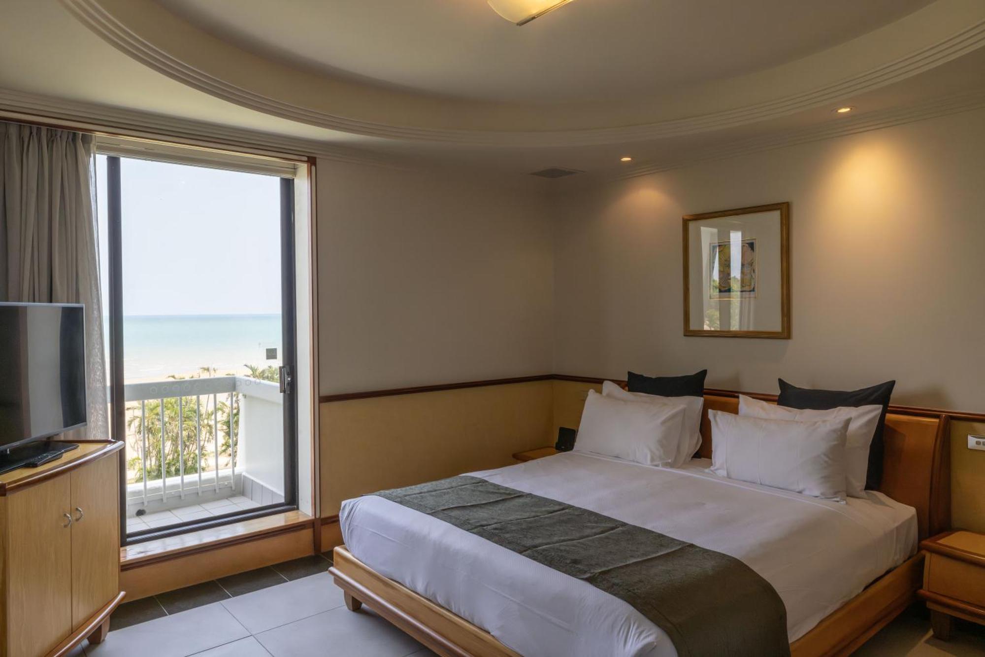 Mindil Beach Casino Resort Darwin Exterior photo A bedroom at the hotel