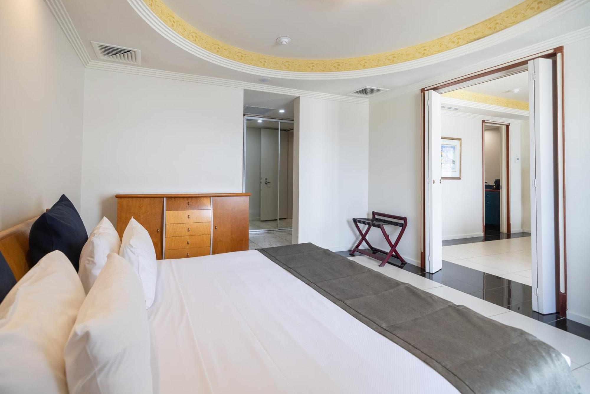 Mindil Beach Casino Resort Darwin Exterior photo A bedroom at the hotel