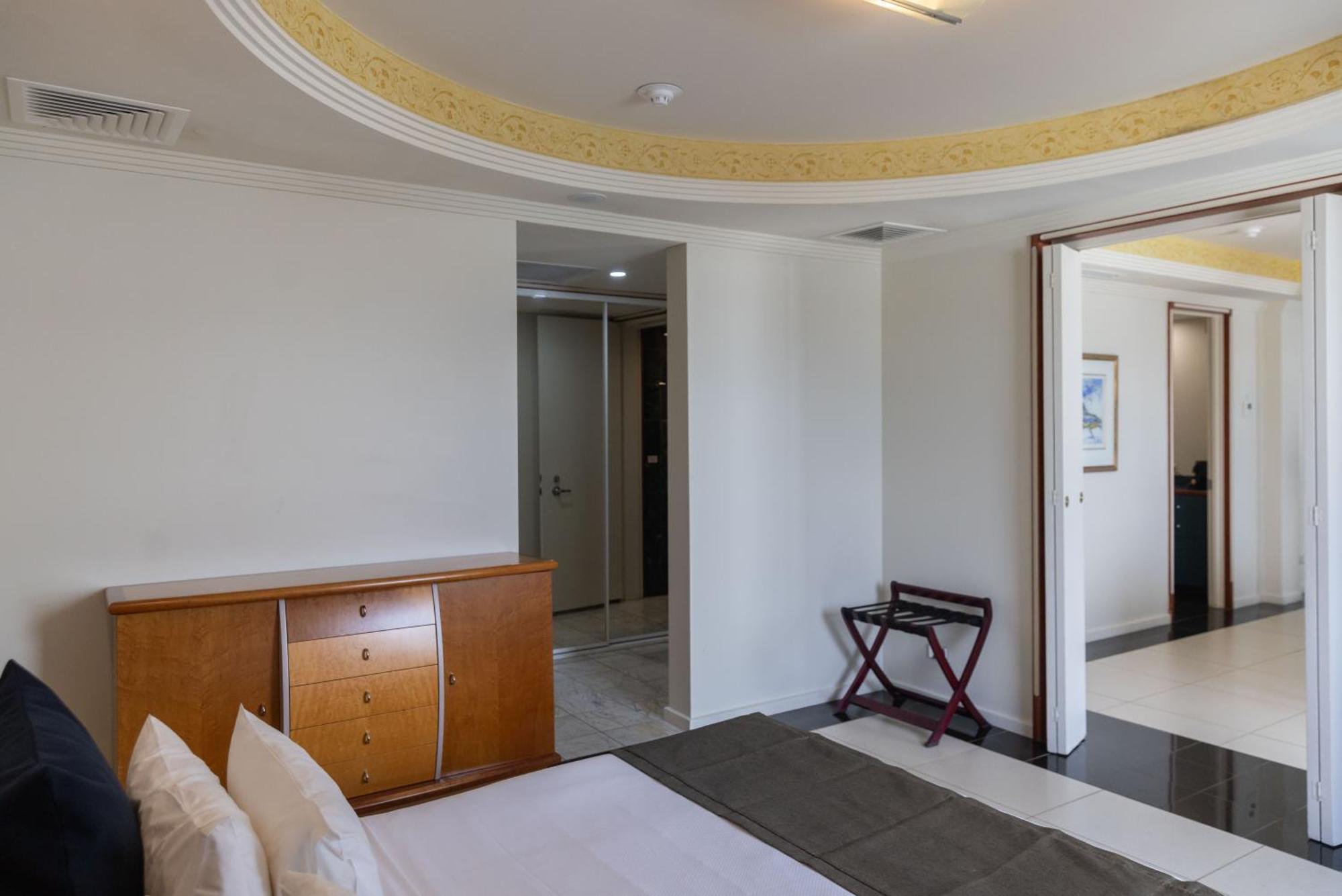 Mindil Beach Casino Resort Darwin Exterior photo A room at the hotel