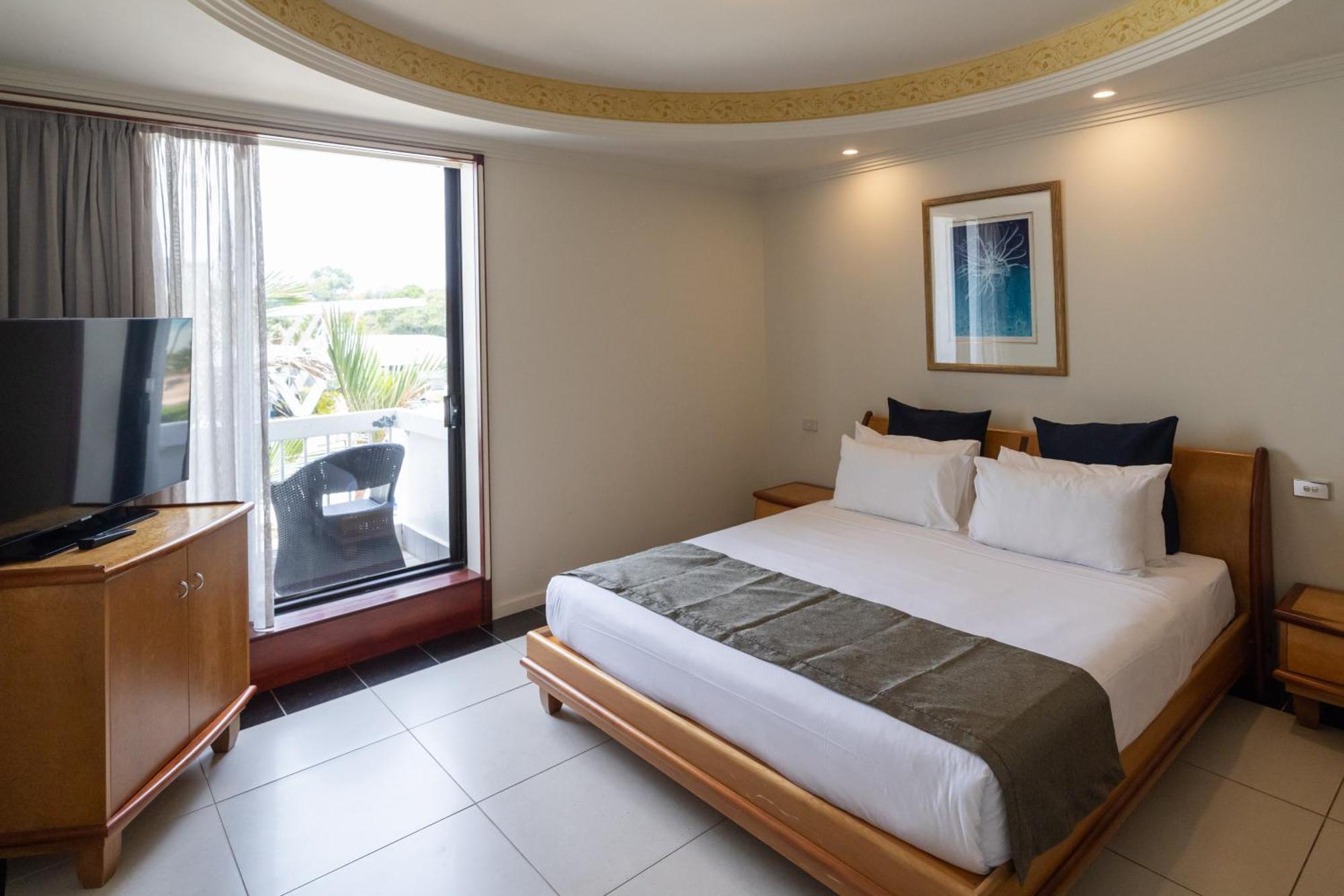 Mindil Beach Casino Resort Darwin Exterior photo A bedroom at the hotel