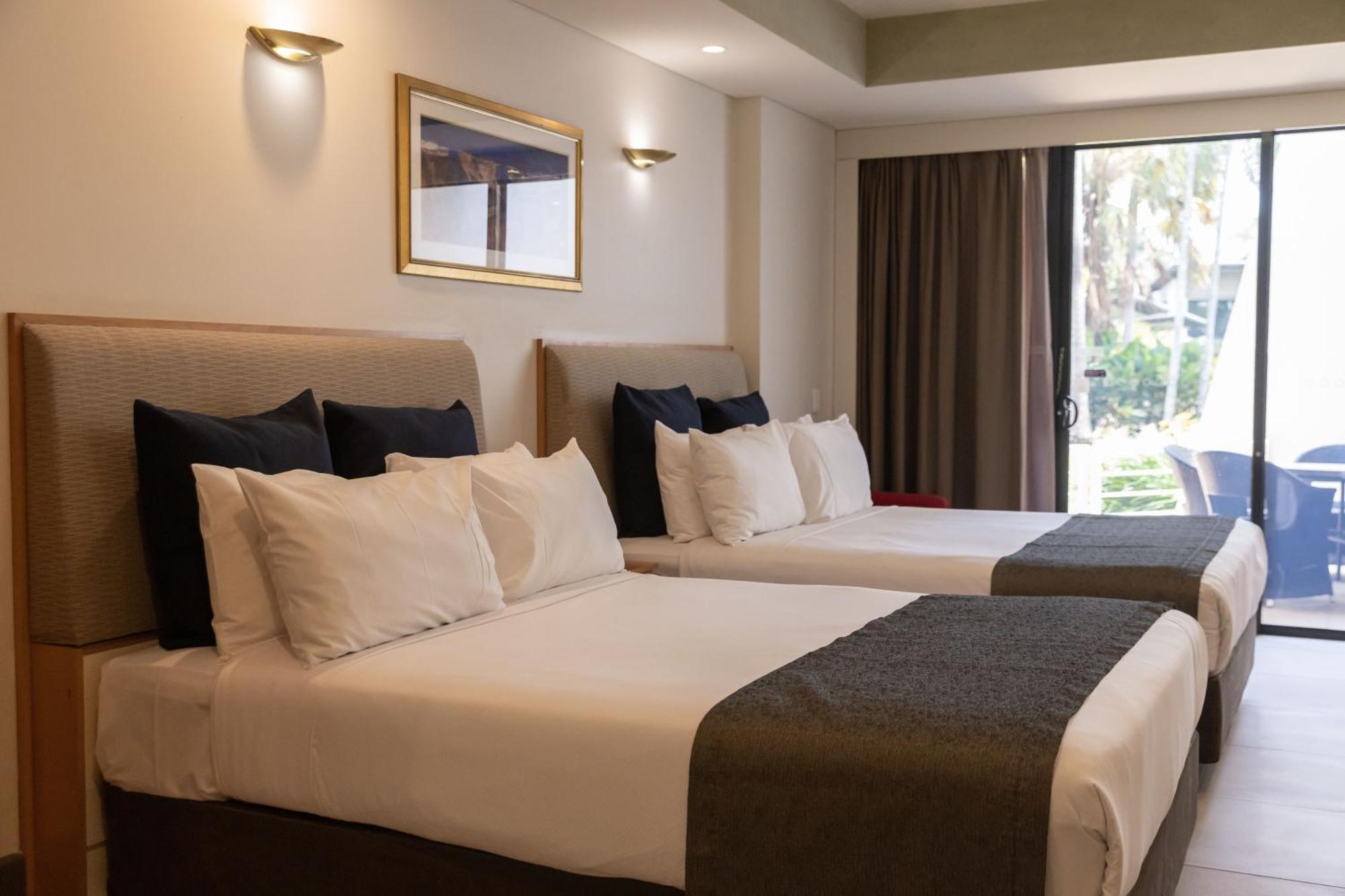 Mindil Beach Casino Resort Darwin Exterior photo A room at the hotel