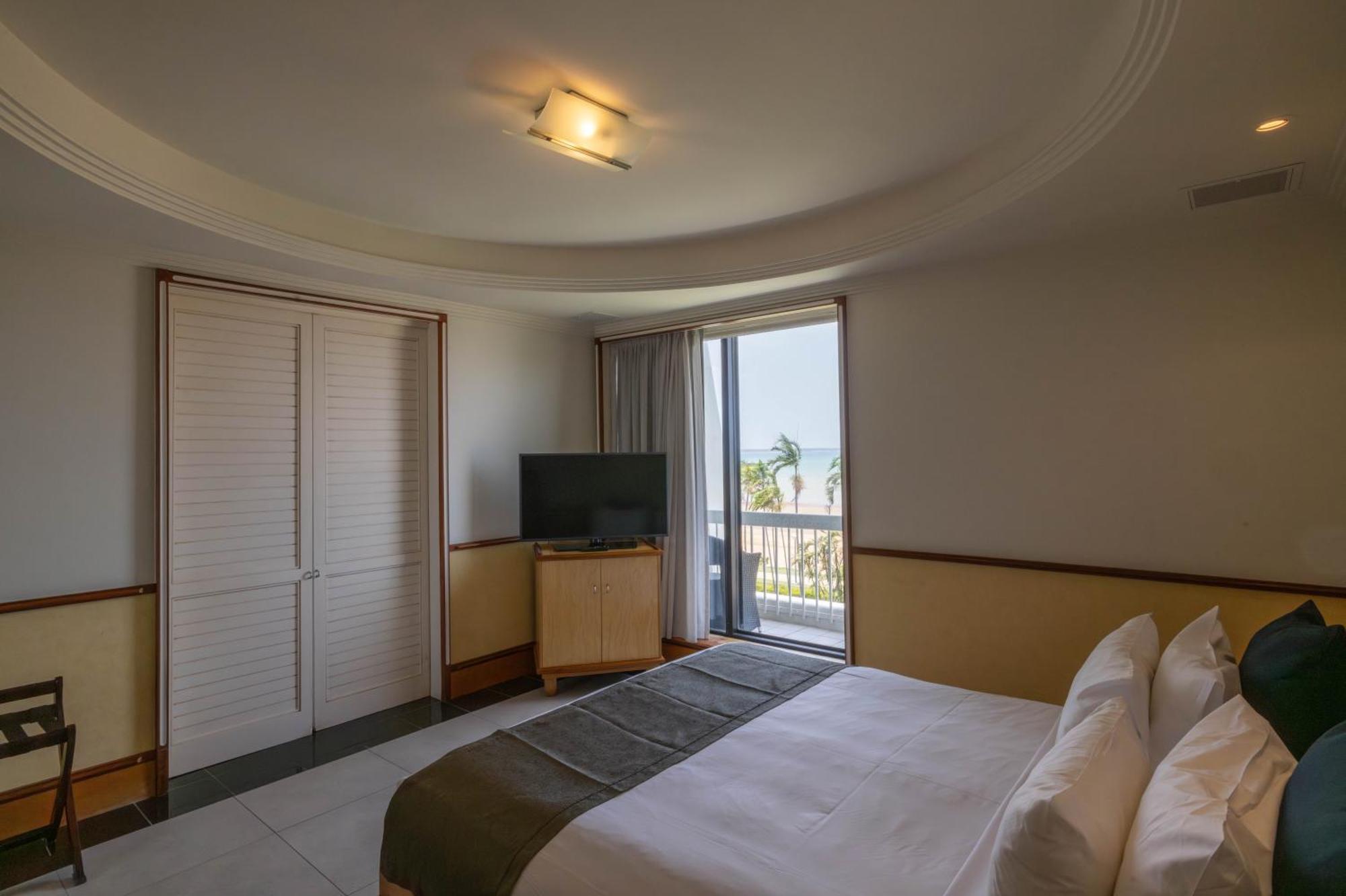 Mindil Beach Casino Resort Darwin Exterior photo A bedroom at the hotel