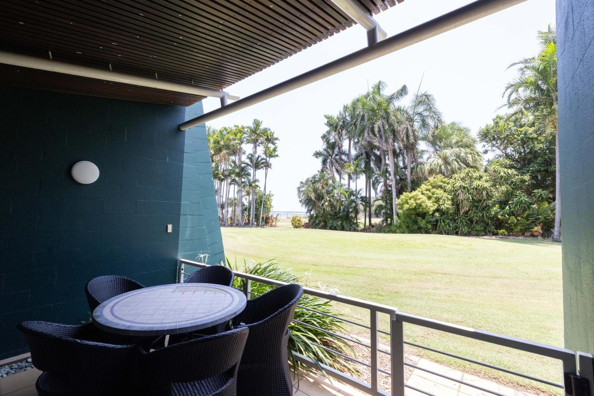 Mindil Beach Casino Resort Darwin Exterior photo A balcony at the Village