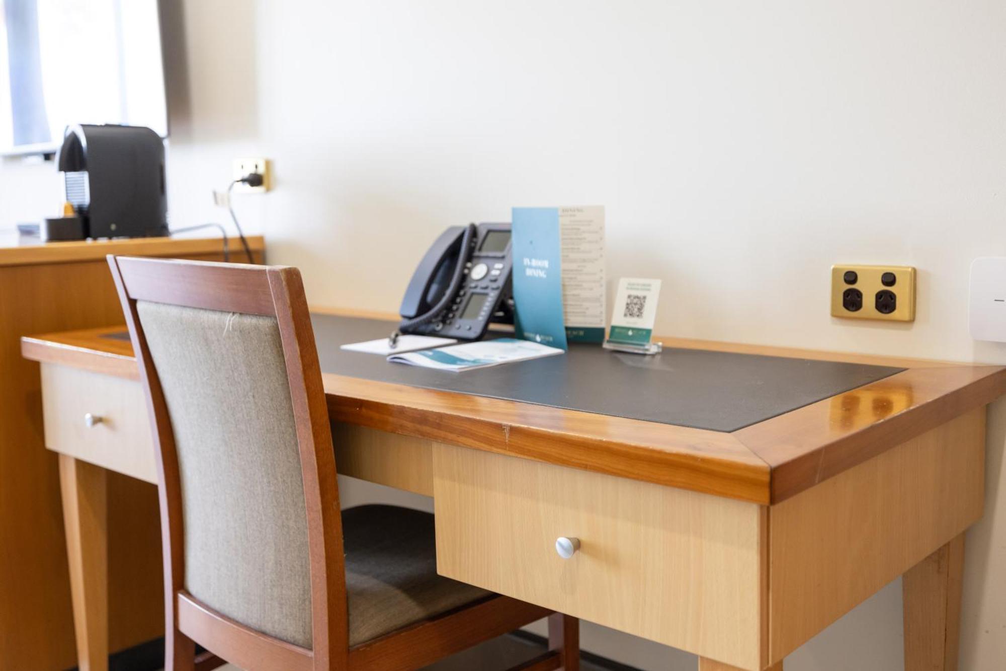Mindil Beach Casino Resort Darwin Exterior photo A desk with a telephone
