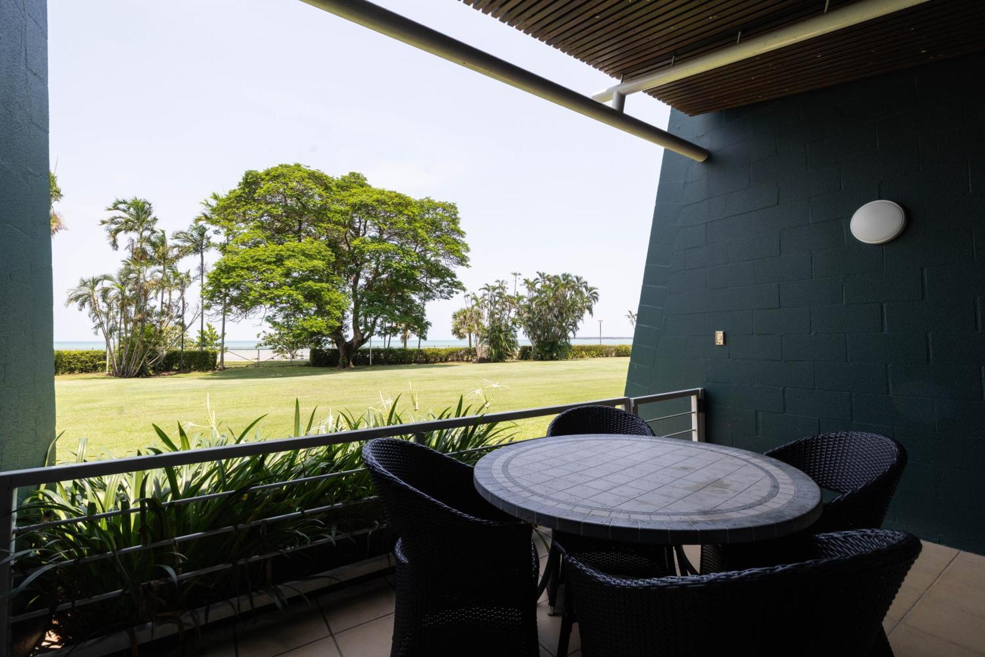 Mindil Beach Casino Resort Darwin Exterior photo A balcony at the hotel