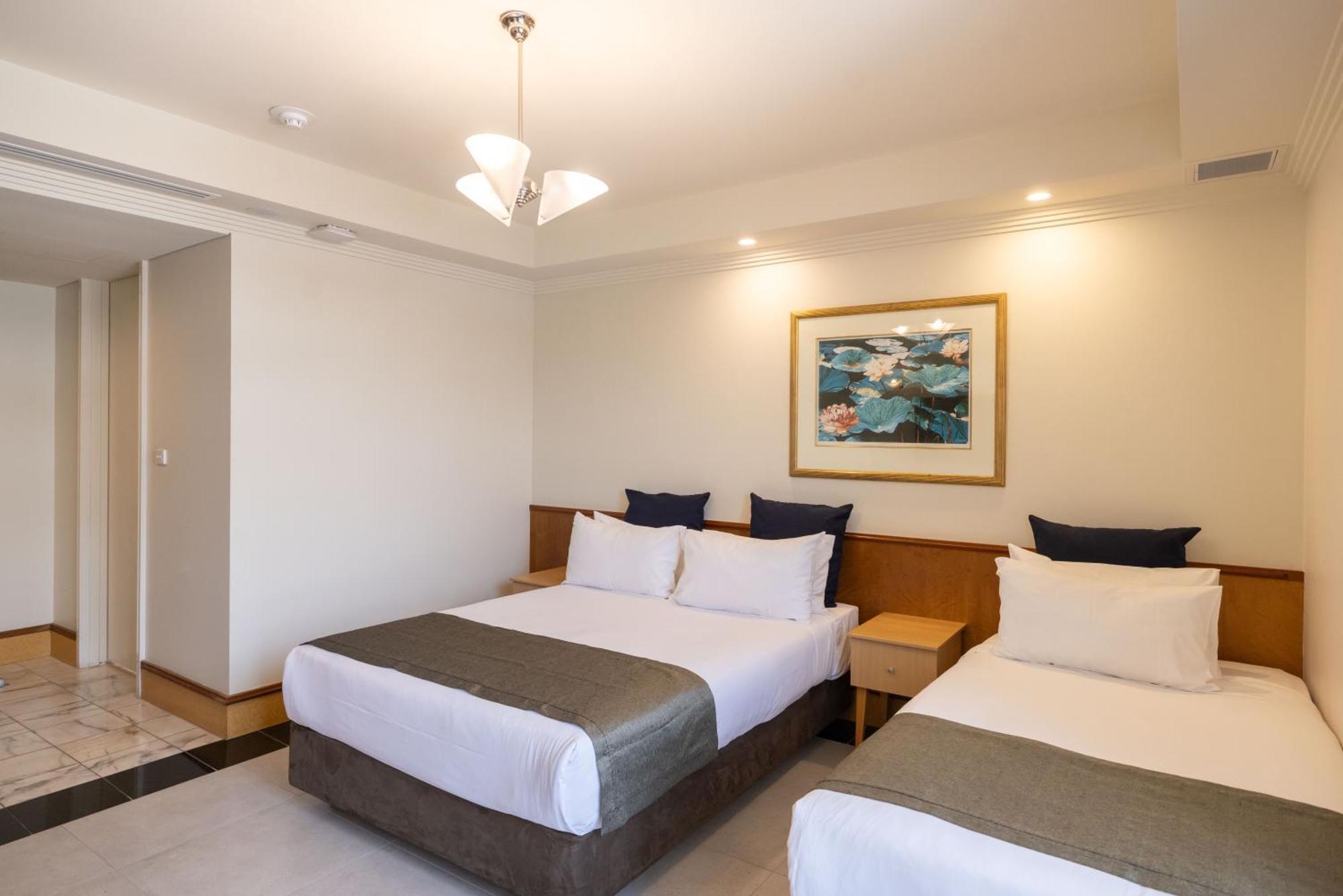 Mindil Beach Casino Resort Darwin Exterior photo A room at the hotel