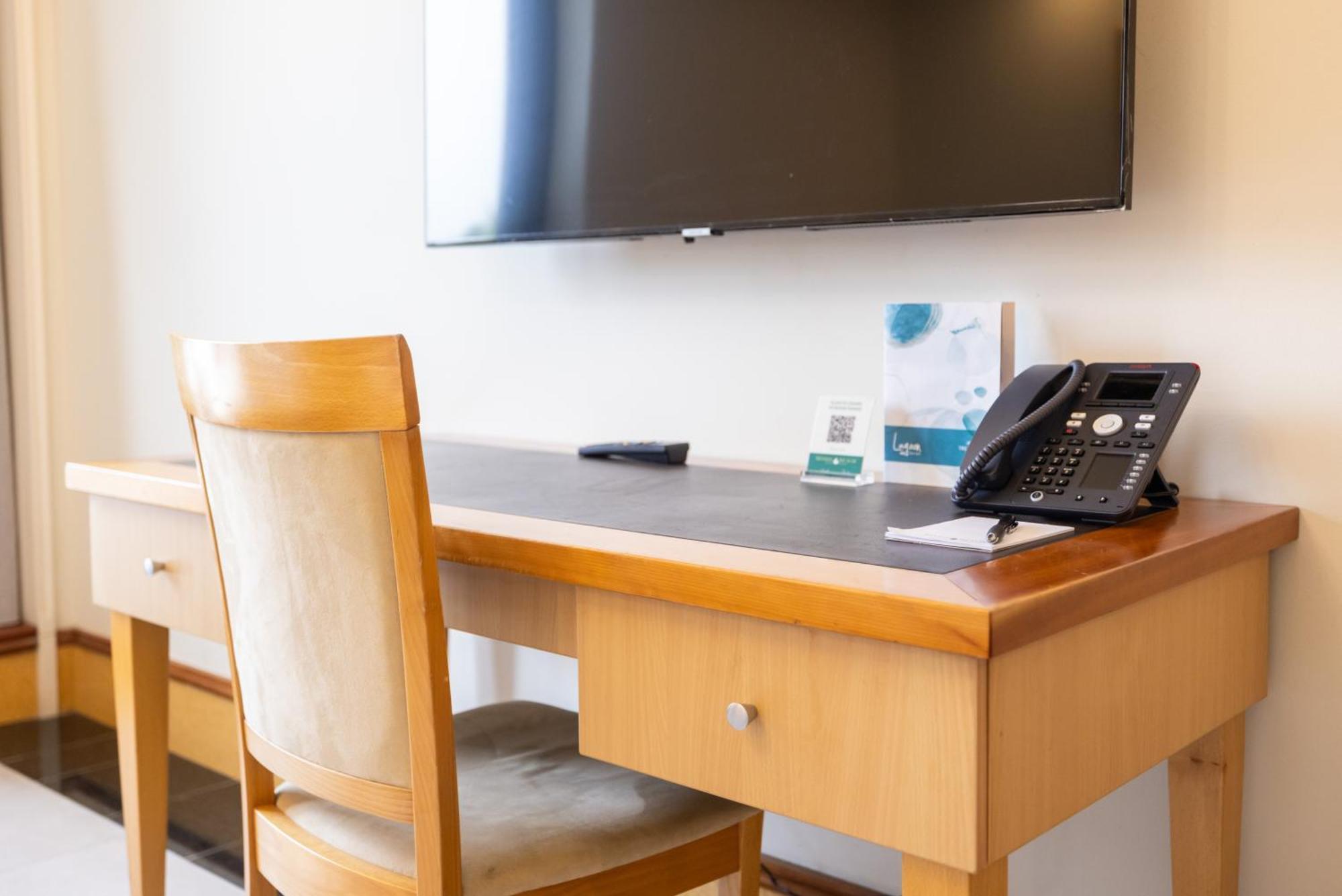 Mindil Beach Casino Resort Darwin Exterior photo A desk with a chair