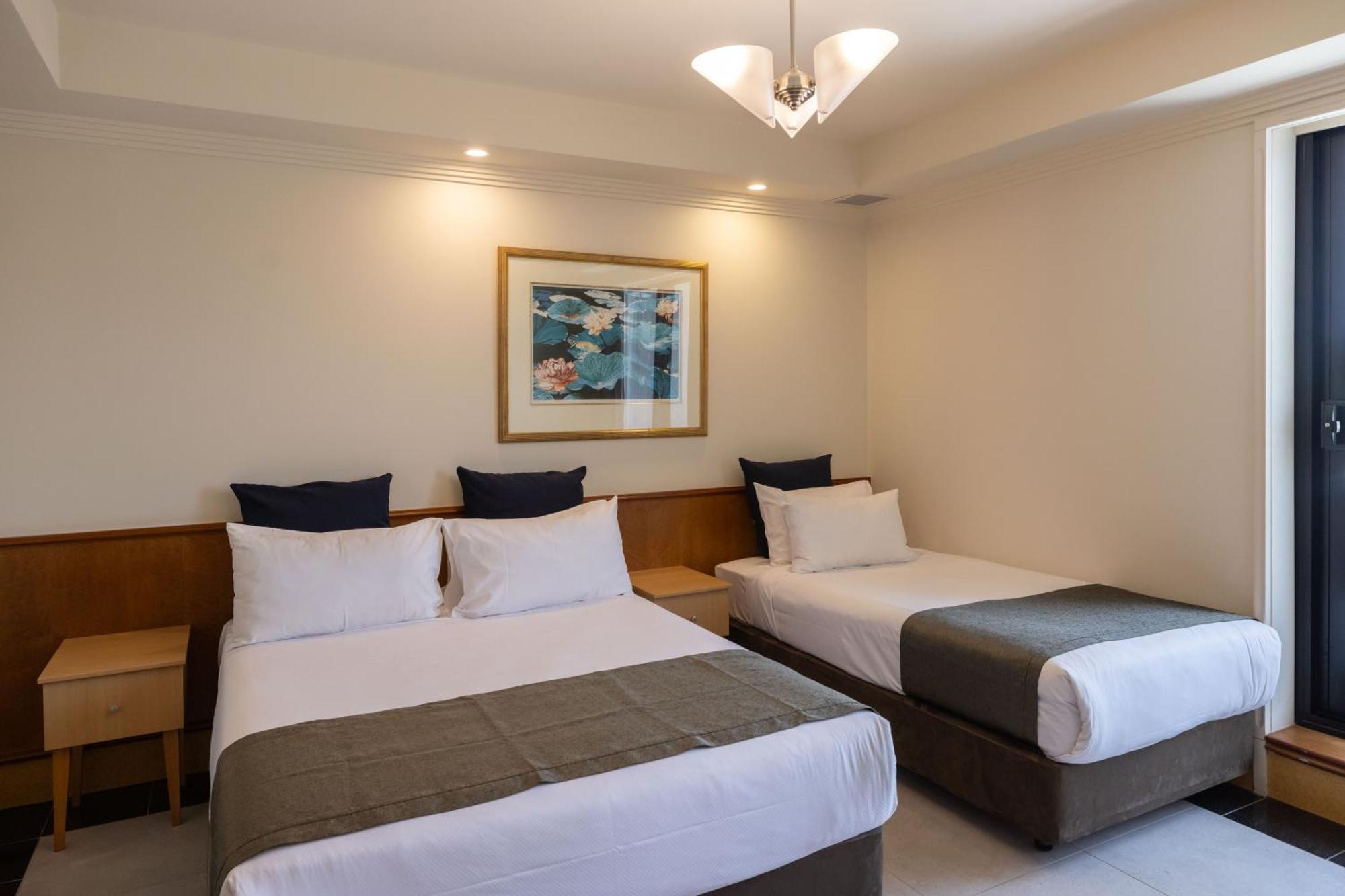 Mindil Beach Casino Resort Darwin Exterior photo A room at the hotel