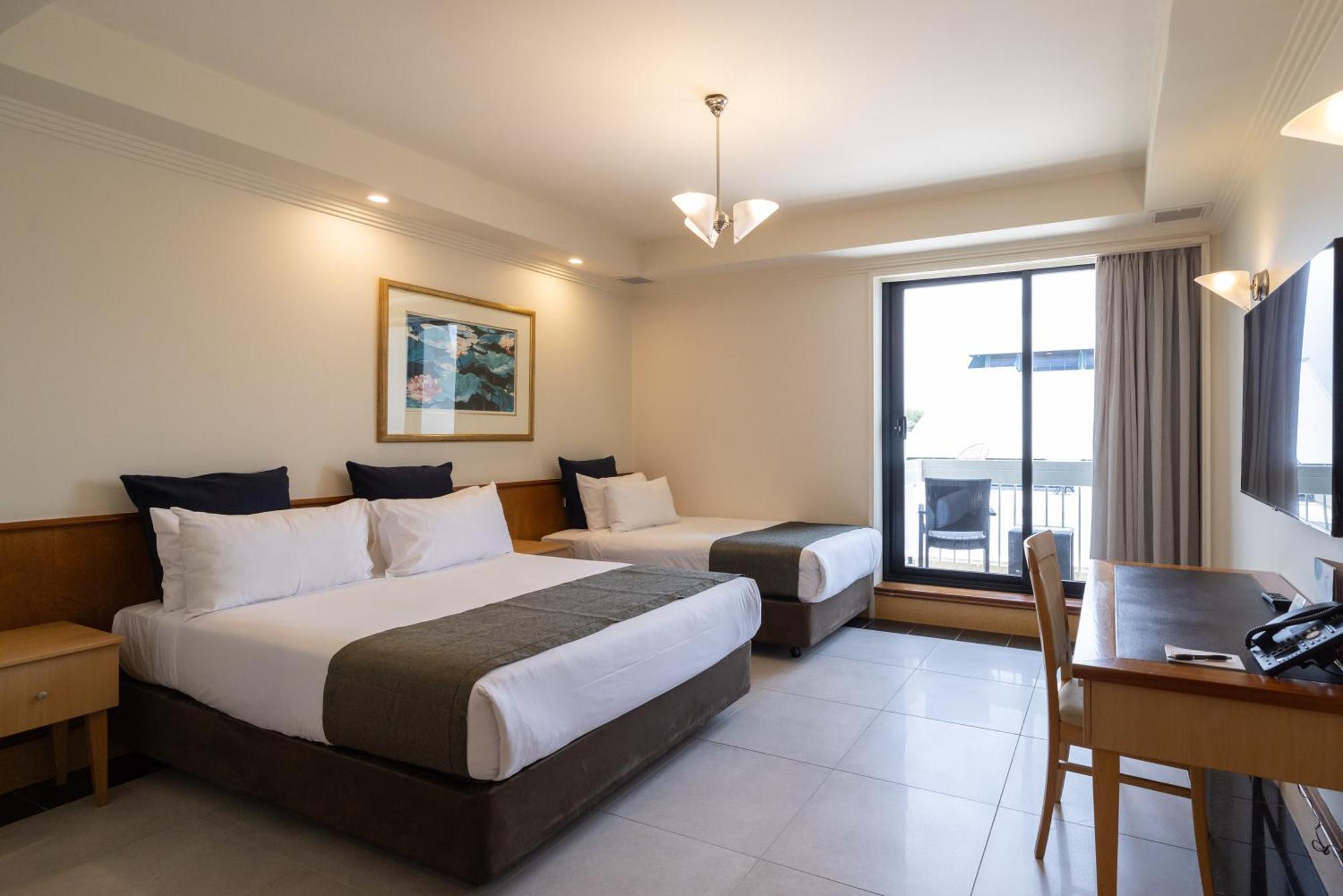 Mindil Beach Casino Resort Darwin Exterior photo A room at the hotel