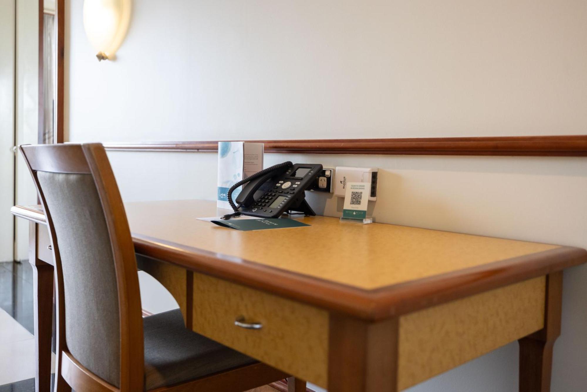 Mindil Beach Casino Resort Darwin Exterior photo A desk with a telephone