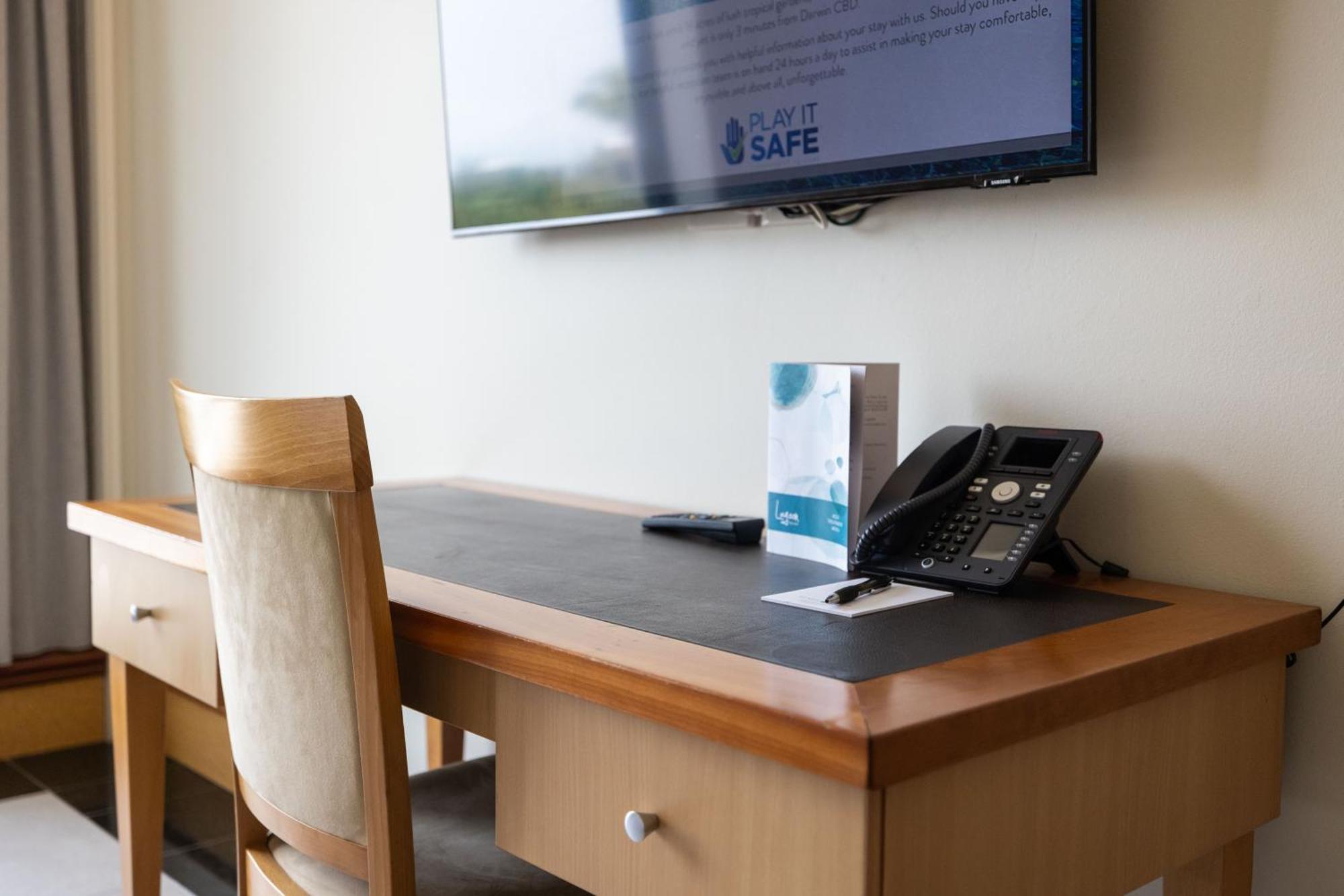 Mindil Beach Casino Resort Darwin Exterior photo A hotel room with a TV and telephone
