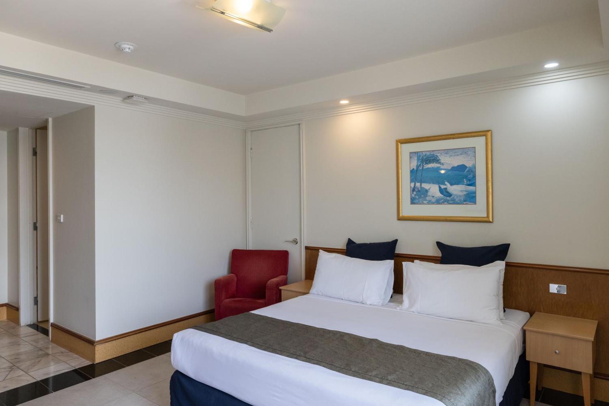 Mindil Beach Casino Resort Darwin Exterior photo A room at the hotel