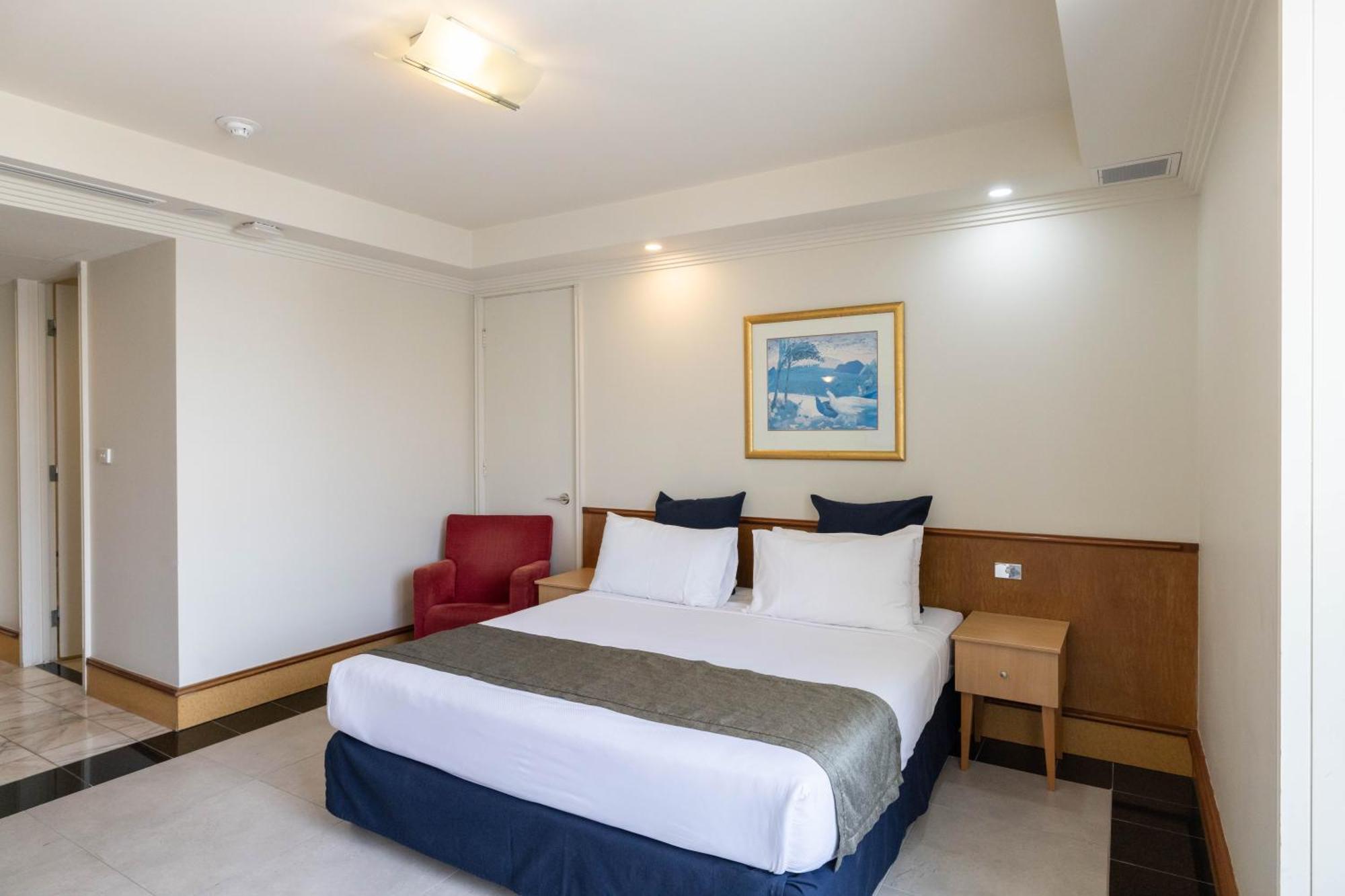 Mindil Beach Casino Resort Darwin Exterior photo A room at the hotel